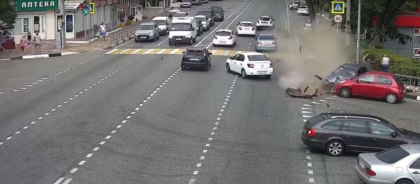 Страшное ДТП в Сочи: таксист въехал в толпу людей - видео - Sputnik Беларусь