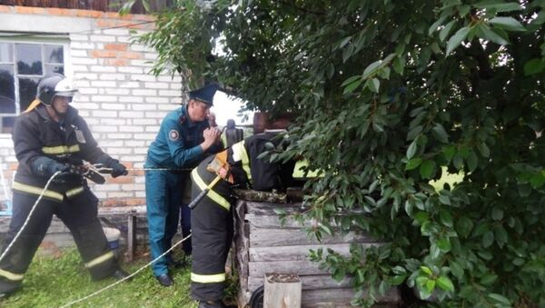 Спасатели помогают женщине выбраться из колодца - Sputnik Беларусь