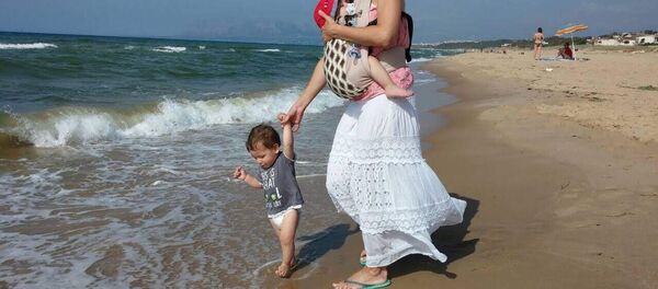 Юля Годунова с детьми на море - Sputnik Беларусь