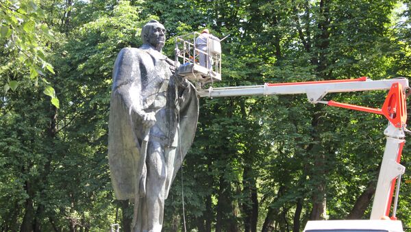 Как мыли памятник Янке Купале - Sputnik Беларусь