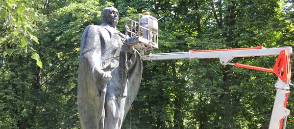 Как мыли памятник Янке Купале Как мыли памятник Янке Купале - Sputnik Беларусь