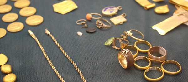 Перстень с Мальтийским крестом – самая дорогая вещь клада с улицы 2-й Трудовой в Гродно - Sputnik Беларусь