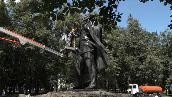 В парке имени Янки Купалы торжественно вымыли памятник песняру - Sputnik Беларусь