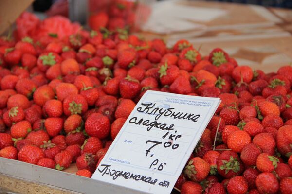 Продавцы на Комаровке обещают второе пришествие клубники  - Sputnik Беларусь