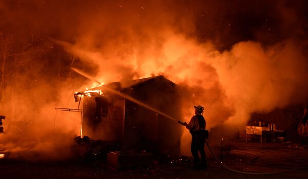 Пожарные борются с огнем в Калифорнии - Sputnik Беларусь