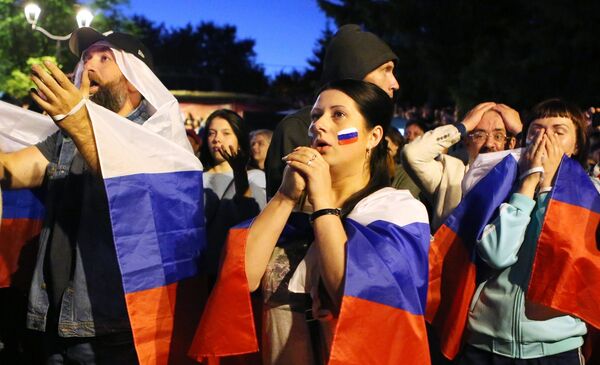 Болельщики во время просмотра матча 1/4 финала чемпионата мира по футболу между сборными России и Хорватии - Sputnik Беларусь