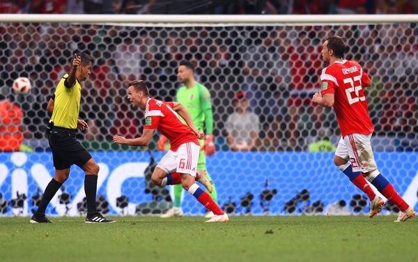 Слева направо: главный судья Сандро Рикки (Бразилия), Денис Черышев и Артем Дзюба (Россия) - Sputnik Беларусь