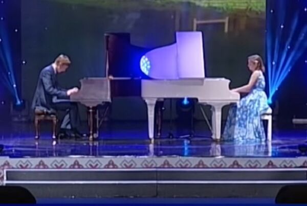 Младший сын Лукашенко публично сыграл на фортепиано (видео) Младший сын Лукашенко публично сыграл на фортепиано (видео) - Sputnik Беларусь