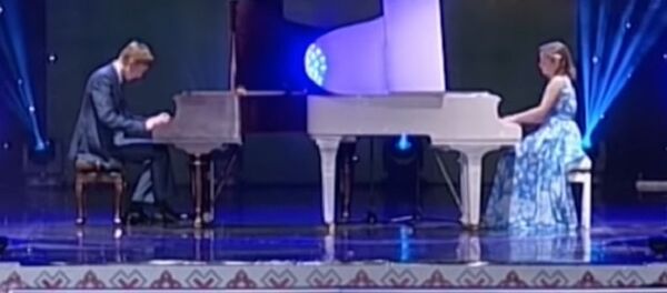 Младший сын Лукашенко публично сыграл на фортепиано (видео) Младший сын Лукашенко публично сыграл на фортепиано (видео) - Sputnik Беларусь