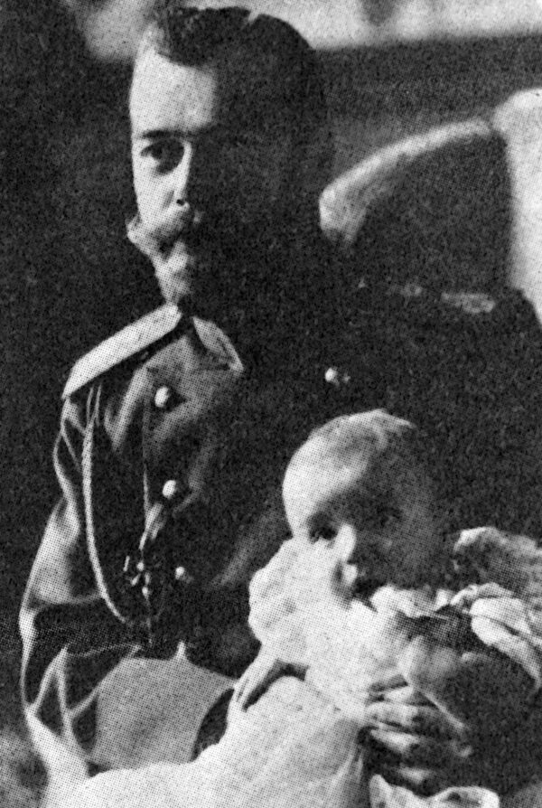 Император Николай II держит на руках цесаревича Алексея. - Sputnik Беларусь