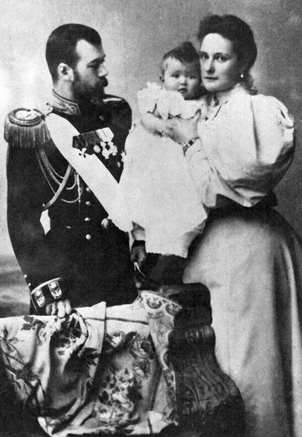 Император Николай II с женой Александрой Федоровной и дочерью Ольгой, 1896 год. - Sputnik Беларусь