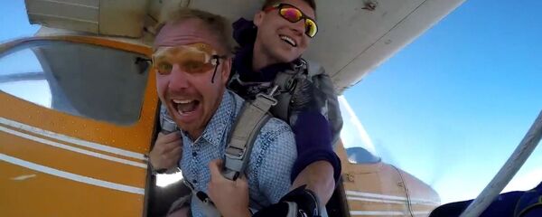 Прикованный к инвалидной коляске белорус совершил прыжок с парашютом - Sputnik Беларусь