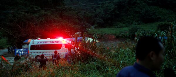 Скорая возле пещеры, из которой спасают детей - Sputnik Беларусь