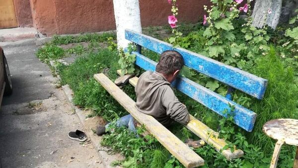 Житель Гомеля застрял в скамейке - Sputnik Беларусь
