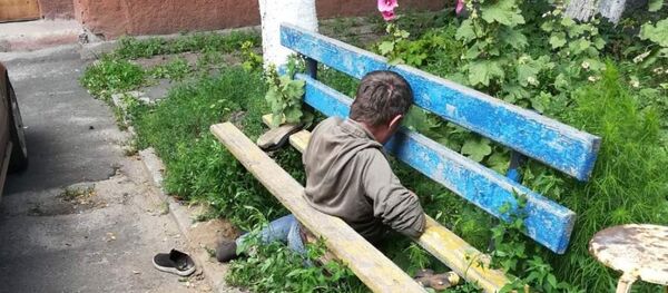 Житель Гомеля застрял в скамейке - Sputnik Беларусь