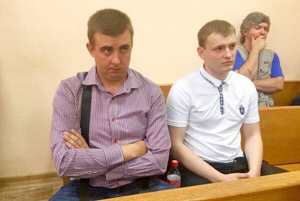 Потерпевшие сотрудники милиции в зале суда - Sputnik Беларусь