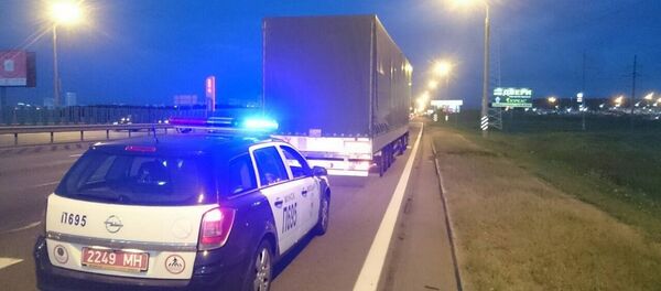 Сотрудники ГАИ остановили на МКАД фуру, за рулем которой был пьяный водитель - Sputnik Беларусь