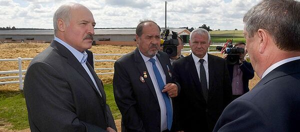 Александр Лукашенко в Белыничском районе, справа - председатель колхоза Родина Александр Лапотентов Александр Лукашенко в Белыничском районе, справа - председатель колхоза Родина Александр Лапотентов - Sputnik Беларусь