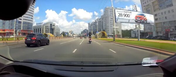 Байкерша в кожаных шортах показала шоу в центре Минска - Sputnik Беларусь