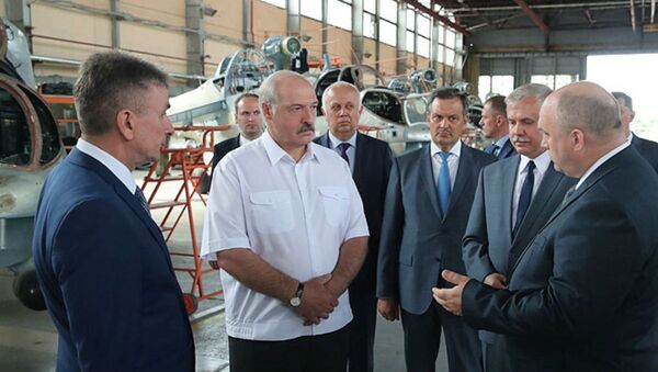 Александр Лукашенко на авиаремонтном заводе в Орше - Sputnik Беларусь