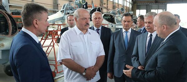 Александр Лукашенко на авиаремонтном заводе в Орше - Sputnik Беларусь