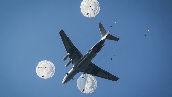 Прыжки с парашютом, архивное фото - Sputnik Беларусь