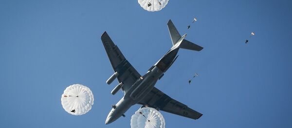 Прыжки с парашютом, архивное фото - Sputnik Беларусь