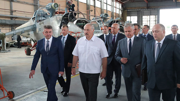 Президент Беларуси Александр Лукашенко на Оршанском авиаремонтном заводе - Sputnik Беларусь