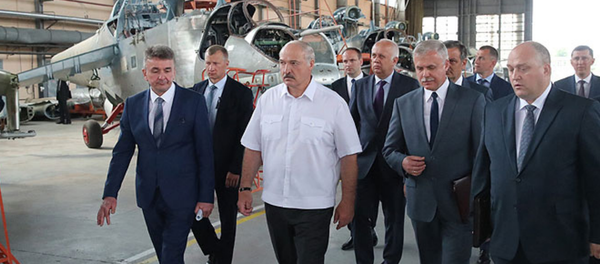 Президент Беларуси Александр Лукашенко на Оршанском авиаремонтном заводе - Sputnik Беларусь