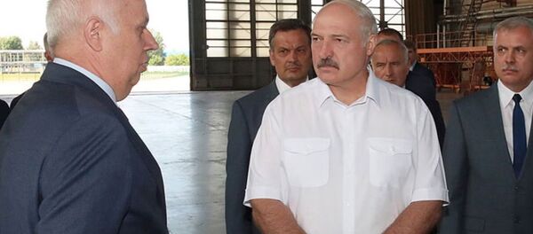 Президент Беларуси Александр Лукашенко посещает авиаремонтный завод в Орше - Sputnik Беларусь