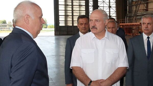 Президент Беларуси Александр Лукашенко посещает авиаремонтный завод в Орше - Sputnik Беларусь
