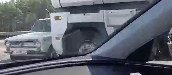 Жигули и фура столкнулись на внешнем кольце МКАД - Sputnik Беларусь