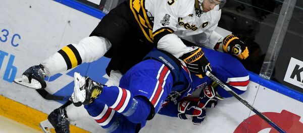 Бывший игрок ХК Северсталь Николай Стасенко (слева) - Sputnik Беларусь