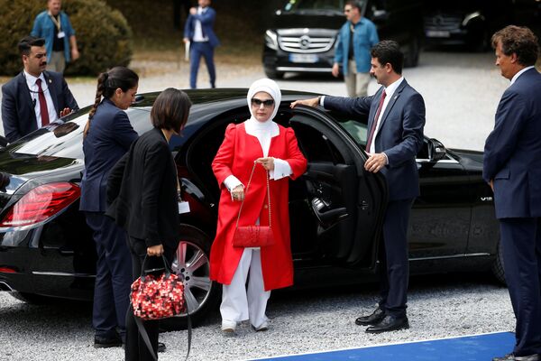Жена президента Турции Эмине Эрдоган прибывает в Музыкальную часовню королевы Елизаветы в Ватерлоо - Sputnik Беларусь