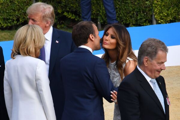 Президент Франции Эммануэль Макрон целует первую леди США Меланию Трамп перед съемкой групповой фотографии на саммите НАТО в Брюсселе - Sputnik Беларусь