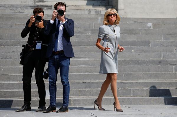 Первая леди Франции Брижитт Макрон позирует во время визита в Королевский музей в Брюсселе - Sputnik Беларусь