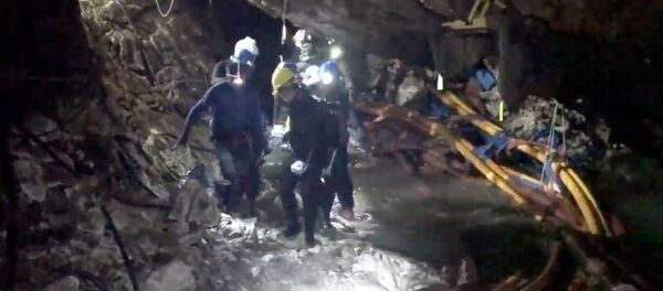 Спасение детей из пещеры в Таиланде Спасение детей из пещеры в Таиланде - Sputnik Беларусь