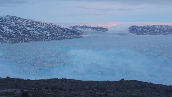 Огромный айсберг откололся от ледника в Гренландии - Sputnik Беларусь