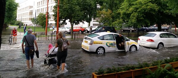 Видеофакт: сильнейший ливень затопил улицы Бреста Видеофакт: сильнейший ливень затопил улицы Бреста - Sputnik Беларусь