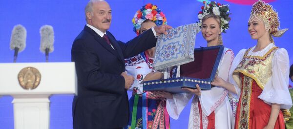 Лукашенко получает подарок Лукашенко получает подарок - Sputnik Беларусь