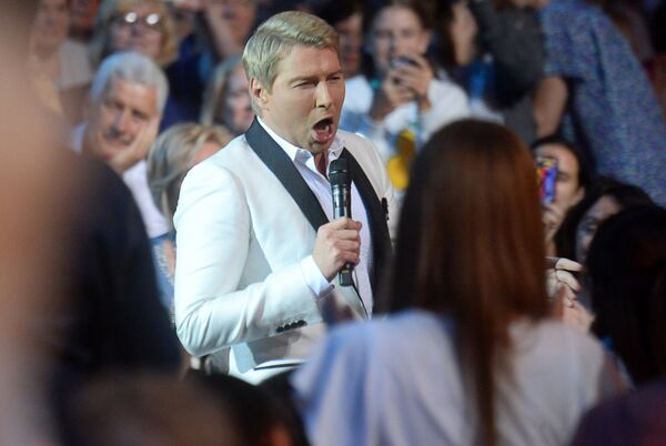 Басков вышел к поклонницам в зрительный зал - Sputnik Беларусь