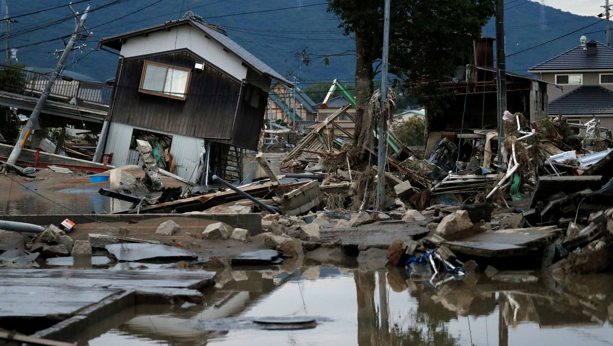 Стихийные бедствия последствия природных катастроф. Наводнение в Японии 2001. Стихийные бедствия. Последствия наводнений. Стихийные бедствия наводнение.