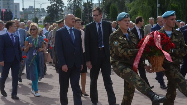 Делегация парламентского собрания и Постоянного комитета Союзного государства возложила цветы к мемориальному комплексу - Sputnik Беларусь
