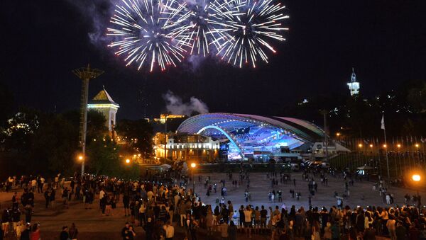 Салют над концертным залом Витебск на церемонии открытия Международного фестиваля искусств Славянский базар в Витебске - Sputnik Беларусь