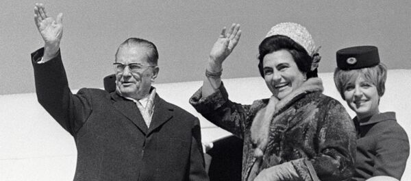 Президент СФРЮ, Председатель Союза коммунистов Югославии Иосиф Броз Тито с супругой прощаются с Москвой перед посадкой на самолет на Внуковской аэродроме Президент СФРЮ, Председатель Союза коммунистов Югославии Иосиф Броз Тито с супругой прощаются с Москвой перед посадкой на самолет на Внуковской аэродроме - Sputnik Беларусь