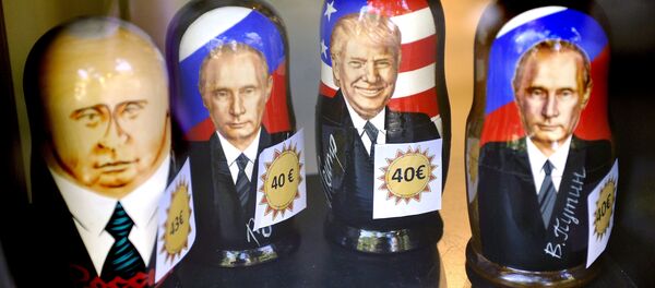 Матрешки с изображением президентов РФ и США Владимира Путина и Дональда Трампа - Sputnik Беларусь