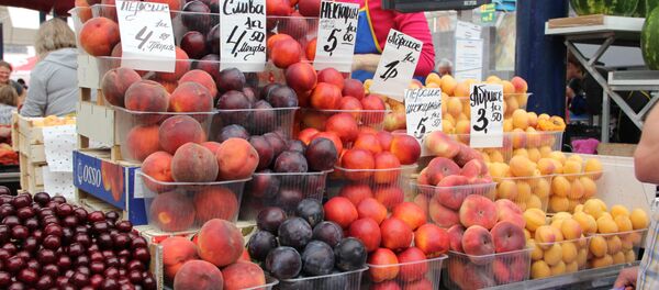 Сейчас на Комаровке - большой выбор персиков - Sputnik Беларусь