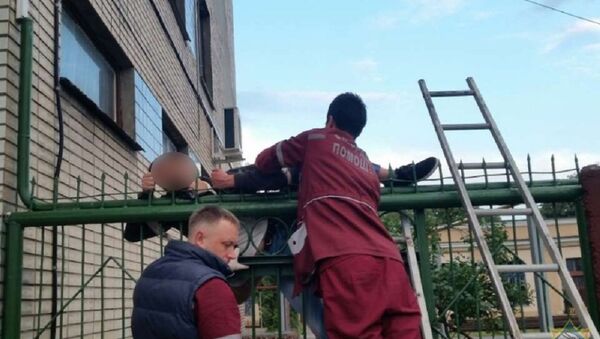 В Бресте спасатели помогли мужчине, застрявшему на заборе - Sputnik Беларусь