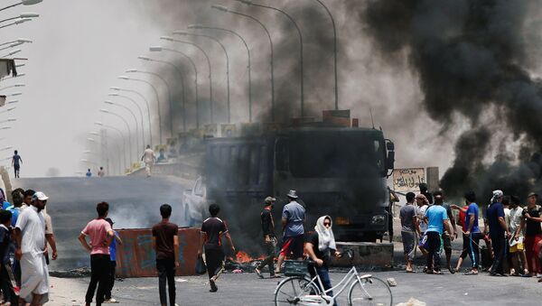 Иракские протестующие сжигают шины и блокируют дорогу у входа в город Басра - Sputnik Беларусь