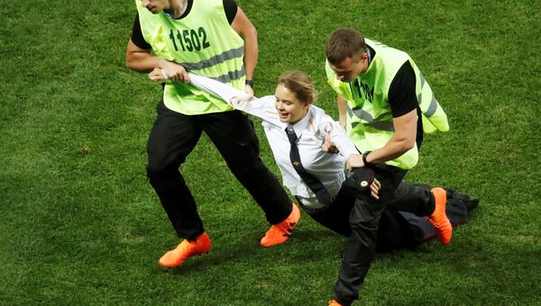 Болельщица выбежала на поле во время матча Франция - Хорватия - Sputnik Беларусь